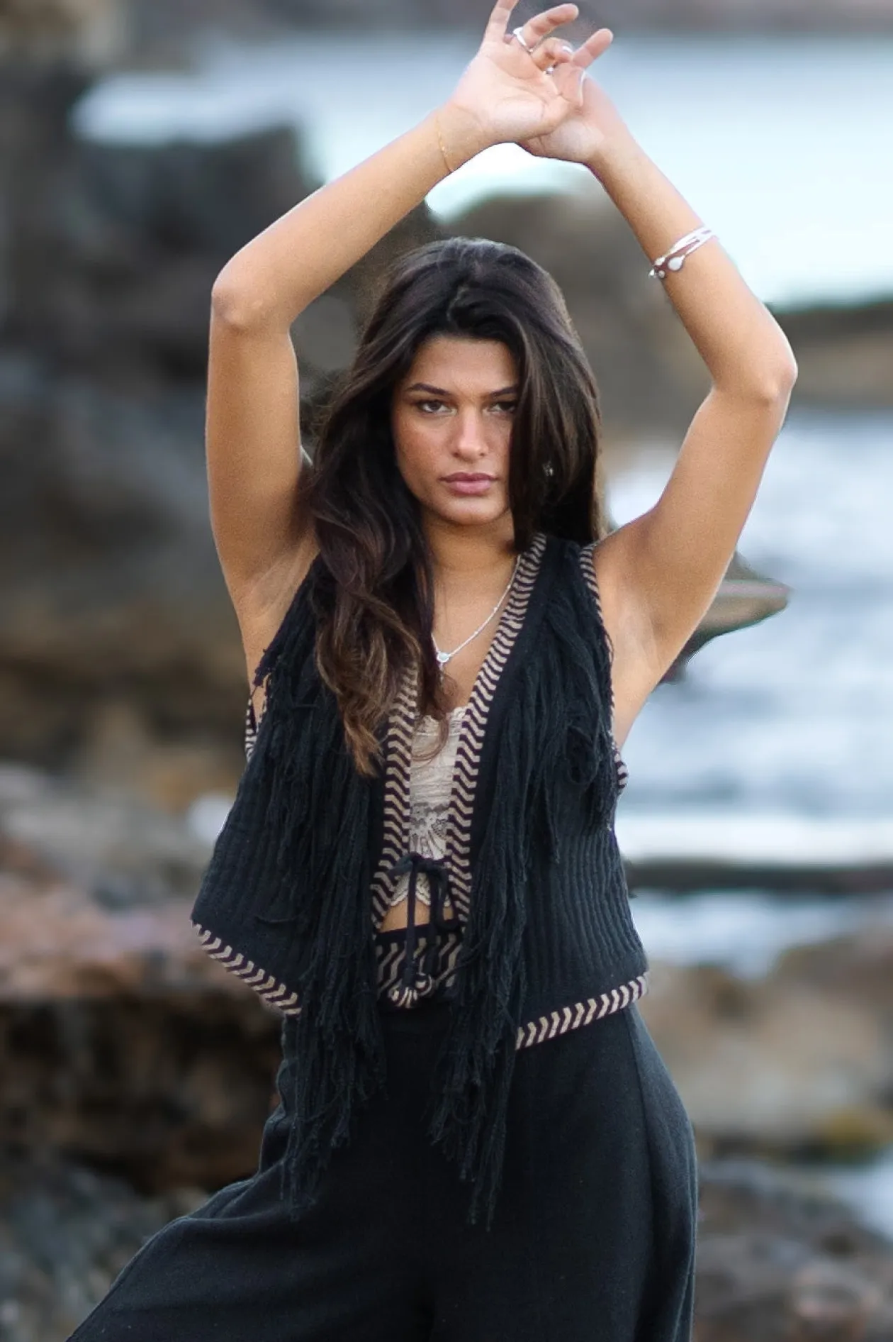 Kurze Fransenweste Esthetica Schwarz